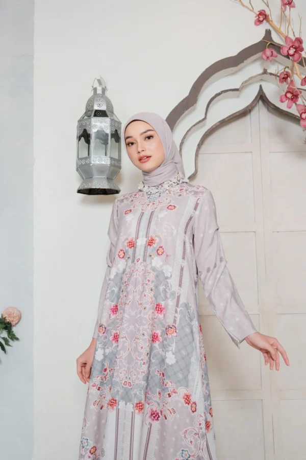 Raudhah Dress in Whisper Grey - Gambar 4